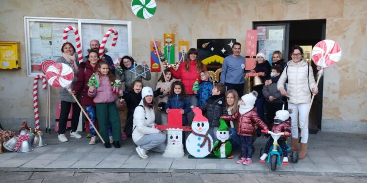 Los vecinos salen a las calles para decorarlas y llenarlas de ambiente navideño