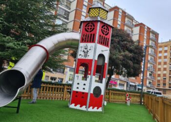 El parque infantil de la Plaza de Madrid estrena zona de juegos, césped sintético y un mini campo de fútbol
