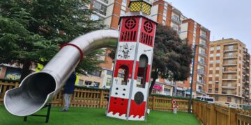 El parque infantil de la Plaza de Madrid estrena zona de juegos, césped sintético y un mini campo de fútbol