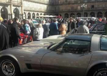 Los vehículos clásicos recorren la ciudad para homenajear a la figura del guardia urbano