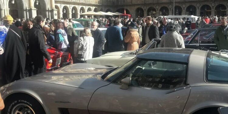 Los vehículos clásicos recorren la ciudad para homenajear a la figura del guardia urbano