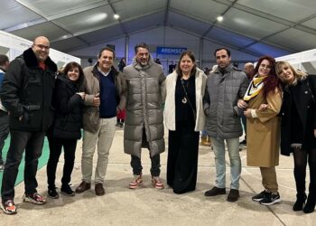 El mercadillo navideño de los comerciantes locales anima el inicio de las fiestas en Villamayor