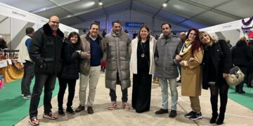 El mercadillo navideño de los comerciantes locales anima el inicio de las fiestas en Villamayor