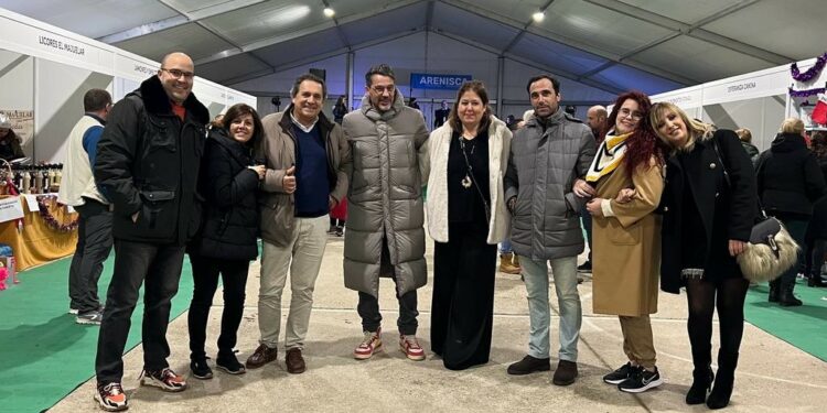 El mercadillo navideño de los comerciantes locales anima el inicio de las fiestas en Villamayor