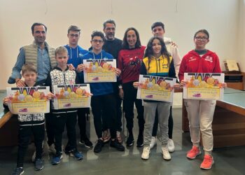 El Ayuntamiento entrega las becas anuales a siete deportistas de élite del municipio