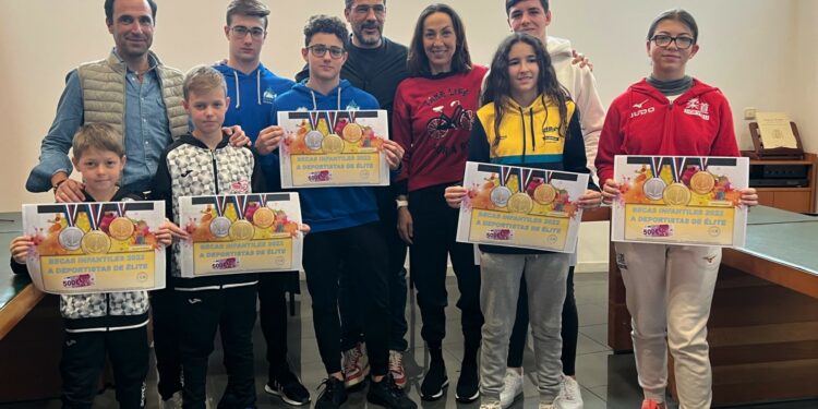 El Ayuntamiento entrega las becas anuales a siete deportistas de élite del municipio