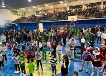 Los vecinos de Villamayor protagonizan la fiesta navideña con sus bailes y actuaciones al ritmo de la música