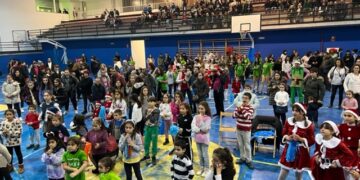 Los vecinos de Villamayor protagonizan la fiesta navideña con sus bailes y actuaciones al ritmo de la música