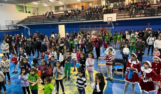 Los vecinos de Villamayor protagonizan la fiesta navideña con sus bailes y actuaciones al ritmo de la música