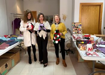 Tejemaneje vuelve a triunfar con sus labores en el mercadillo solidario de Navidad