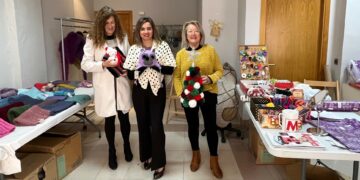 Tejemaneje vuelve a triunfar con sus labores en el mercadillo solidario de Navidad