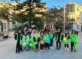 Los pequeños de ‘Ciudad de los Niños’ cumplen con la tradición y decoran el árbol de la Plaza con los adornos de corcho que han elaborado