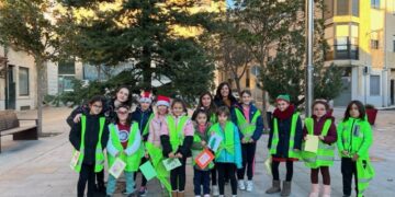 Los pequeños de ‘Ciudad de los Niños’ cumplen con la tradición y decoran el árbol de la Plaza con los adornos de corcho que han elaborado