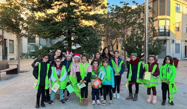 Los pequeños de ‘Ciudad de los Niños’ cumplen con la tradición y decoran el árbol de la Plaza con los adornos de corcho que han elaborado