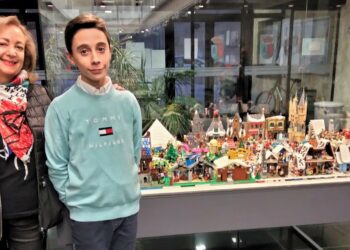 El Belén creado con más de 10.000 piezas de Lego viste de Navidad el Ayuntamiento de Villares