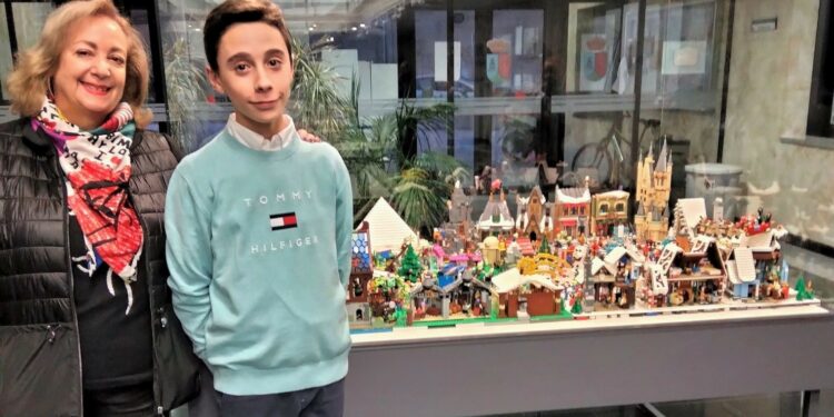 El Belén creado con más de 10.000 piezas de Lego viste de Navidad el Ayuntamiento de Villares