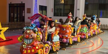 Comienza el parque de atracciones navideñas para que los niños inicien las vacaciones escolares con más diversión