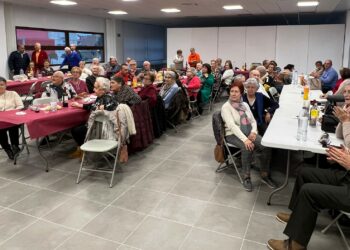 Los mayores de Villares dan la bienvenida a la Navidad con la tradicional comida de hermandad, música y chocolate