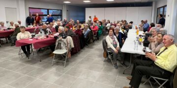 Los mayores de Villares dan la bienvenida a la Navidad con la tradicional comida de hermandad, música y chocolate