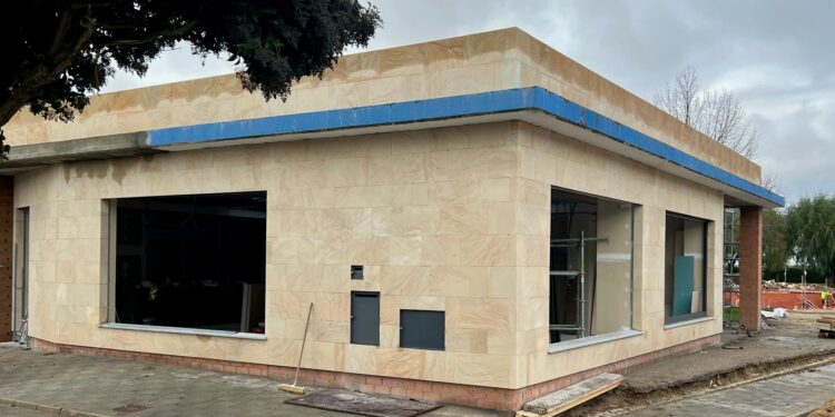 El nuevo edificio de la cafetería de las piscinas municipales estará terminado el día 31