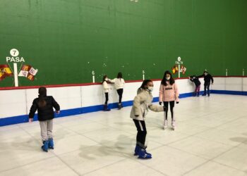 El mercado de artesanía en barro, el parque infantil ‘Navireina’, manualidades, castañadas, cine, música, teatro y la gran Cabalgata de Reyes llenarán las fiestas navideñas en Villares desde el día 17