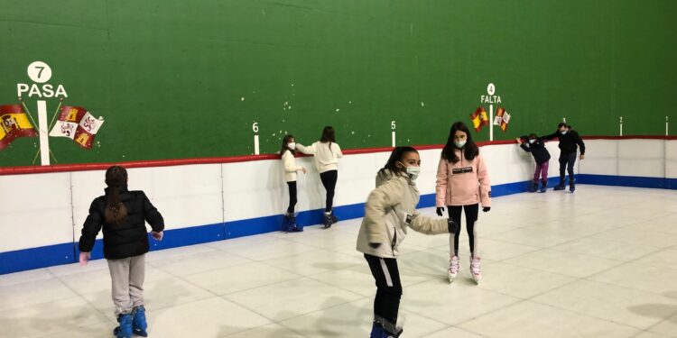 El mercado de artesanía en barro, el parque infantil ‘Navireina’, manualidades, castañadas, cine, música, teatro y la gran Cabalgata de Reyes llenarán las fiestas navideñas en Villares desde el día 17