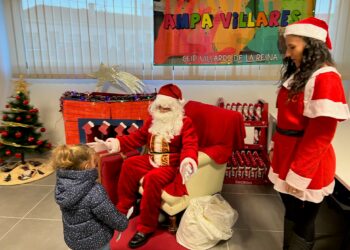 Papá Noel adelanta su visita a los niños del AMPA de Villares