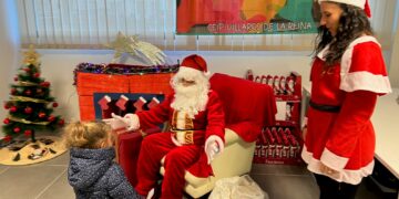 Papá Noel adelanta su visita a los niños del AMPA de Villares