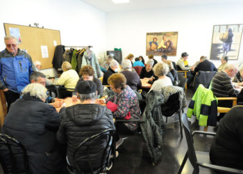 Los mayores de Santa Marta juegan al bingo buscando la suerte y la diversión