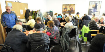 Los mayores de Santa Marta juegan al bingo buscando la suerte y la diversión