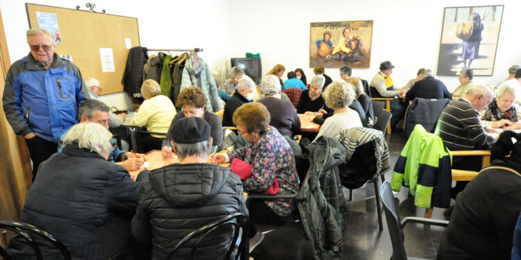 Los mayores de Santa Marta juegan al bingo buscando la suerte y la diversión