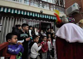 Las cabalgatas sociales visitan a niños y mayores de los centros de Santa Marta y Villamayor