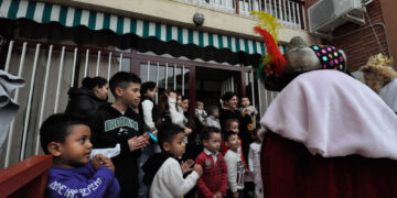 Las cabalgatas sociales visitan a niños y mayores de los centros de Santa Marta y Villamayor