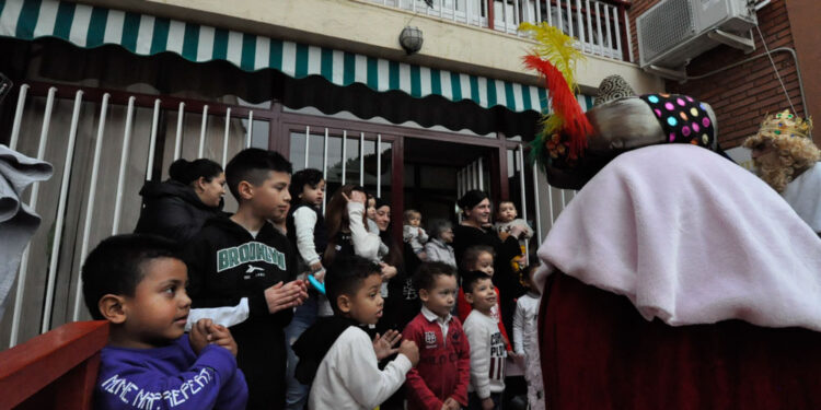 Las cabalgatas sociales visitan a niños y mayores de los centros de Santa Marta y Villamayor