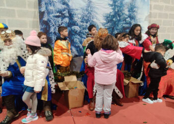 Los Reyes Magos llegan a caballo para escuchar los deseos de los niños de Carrascal de Barregas
