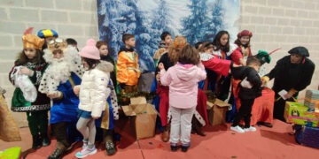 Los Reyes Magos llegan a caballo para escuchar los deseos de los niños de Carrascal de Barregas