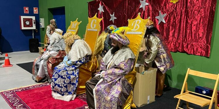 Cientos de niños reciben con nervios y emoción a los Reyes Magos en Monterrubio