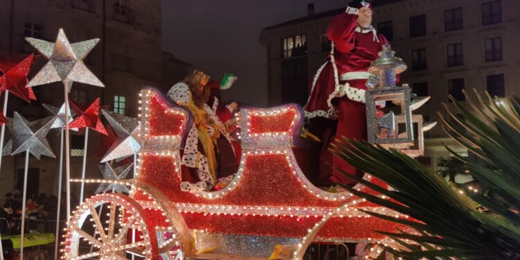 Miles de personas reciben en las calles de Salamanca a Melchor, Gaspar y Baltasar