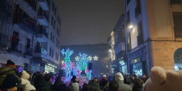 Miles de personas reciben en las calles de Salamanca a Melchor, Gaspar y Baltasar