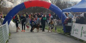 El Canicross reúne a más de cien corredores y mascotas en la Isla del Soto