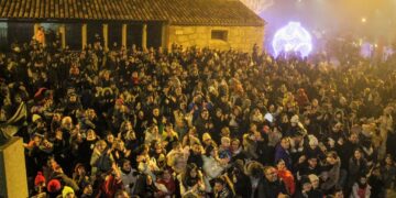 Los Reyes Magos derrochan magia e ilusión a los miles de niños reunidos en las calles del alfoz
