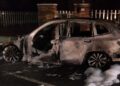 Un incendio calcina un vehículo en la urbanización La Fontana
