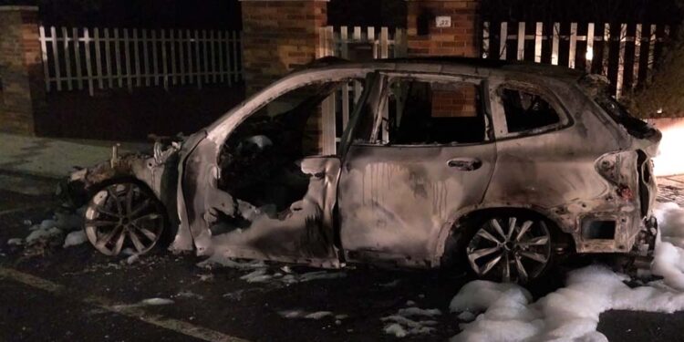 Un incendio calcina un vehículo en la urbanización La Fontana