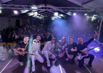 Los jóvenes de Santa Marta reciben el año 2023 con una fiesta que reúne a unas 1.000 personas