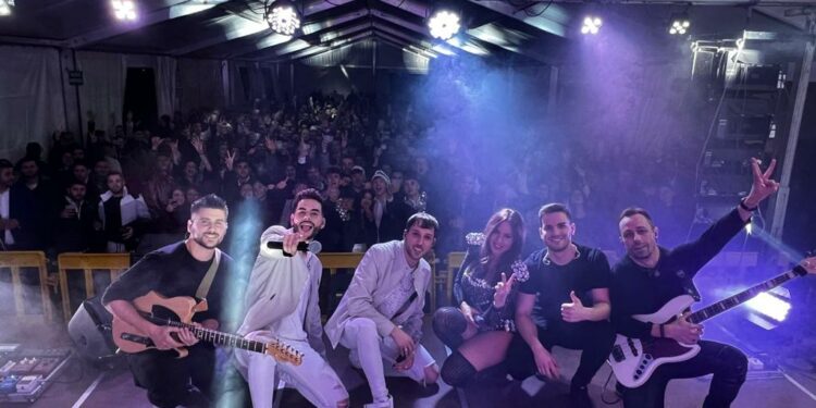 Los jóvenes de Santa Marta reciben el año 2023 con una fiesta que reúne a unas 1.000 personas