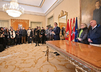 El alcalde da la bienvenida a los alumnos de los Cursos de Especialización de Derecho