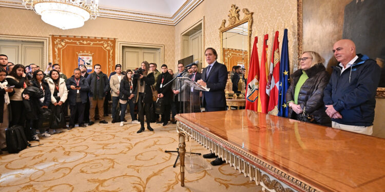 El alcalde da la bienvenida a los alumnos de los Cursos de Especialización de Derecho
