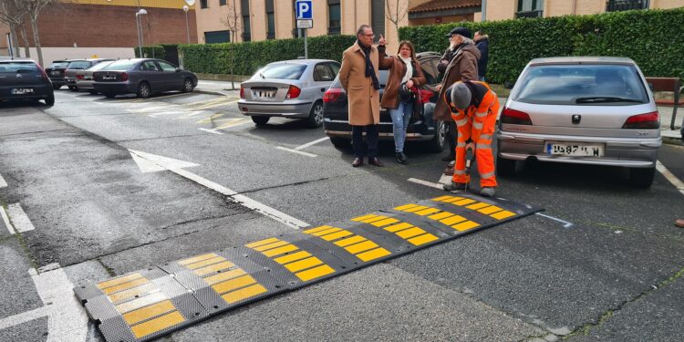 Las instalación de bandas reductoras de velocidad aumentará la seguridad vial en Los Alcaldes y Puente Ladrillo