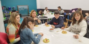Éxito del novedoso taller de elaboración de roscones de Reyes