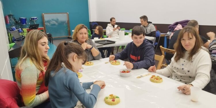 Éxito del novedoso taller de elaboración de roscones de Reyes